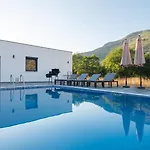 Leona Villa