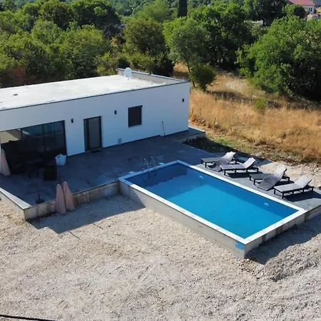 Leona Villa *