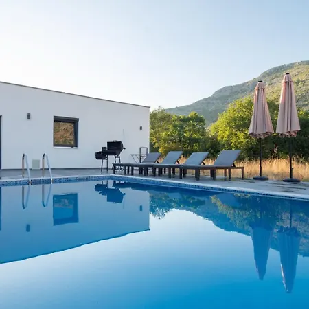 Leona Villa
