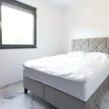 Leona Villa *